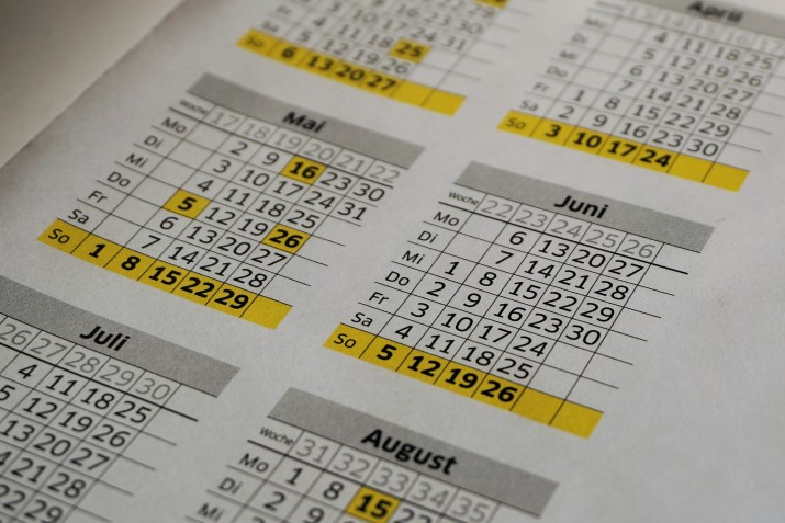 Ein Kalender in grau und gelb