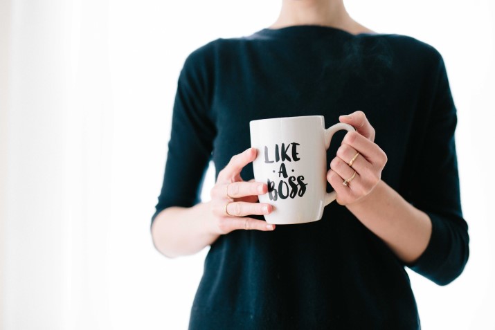 Frau mit Tasse in der Hand
