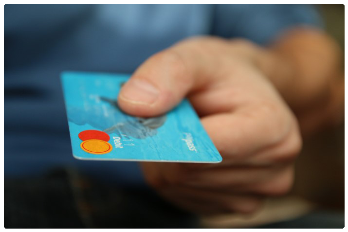 Eine Hand, die eine Kreditkarte hält