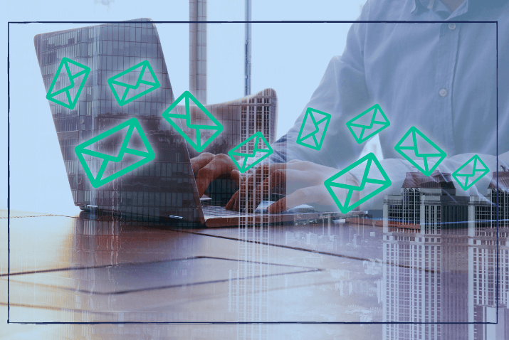 Was ist eine Pressemitteilunng: Laptop mit Email-Icons