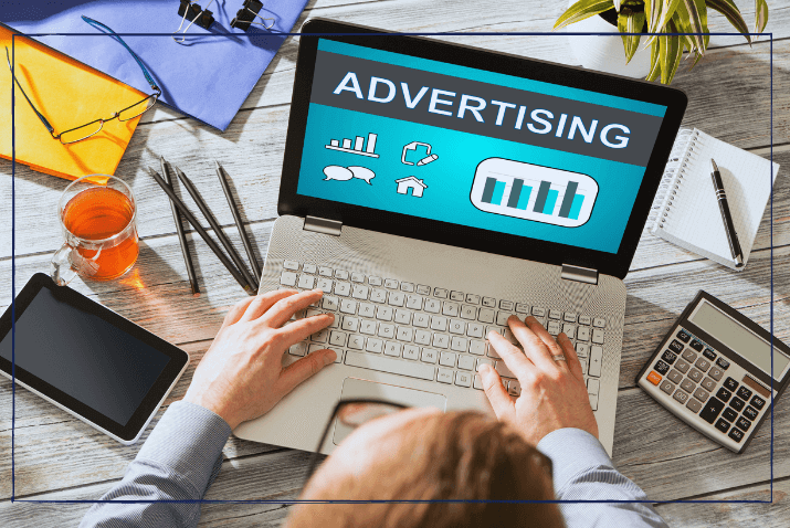 PR auf Erfolgsbasis: Mann am Laptop mit Advertising Grafiken
